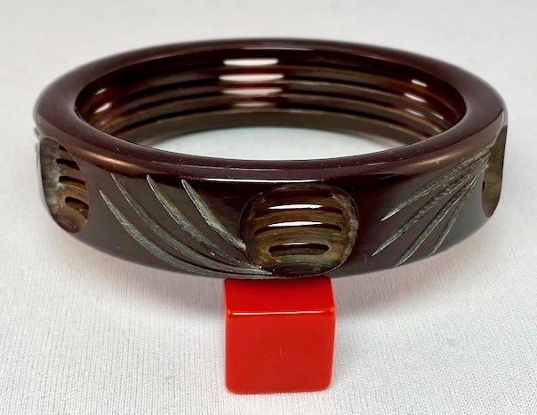 BB722 chocolate brown oval and line carved bakelite bangle